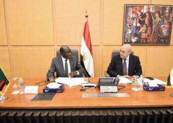 وزير الإسكان يعرض على نظيره الزامبى التجربة العمرانية المصرية