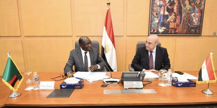 وزير الإسكان يعرض على نظيره الزامبى التجربة العمرانية المصرية
