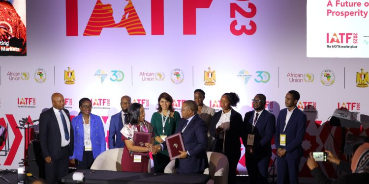 "أفريكسيم بنك" يوقع اتفاقية مع بنك CRDB  خلال اليوم السادس للمعرض الأفريقي للتجارة البينية