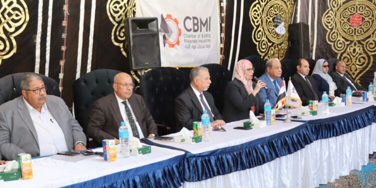 "التنمية الصناعية" تبحث مع "مستثمري شق الثعبان" خطط تطوير منطقة الرخام والجرانيت