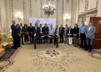 اتفاقية تعاون بين "النساجون الشرقيون" و "أمارينكو سولاريز" لاستخدام الطاقة النظيفة في مصنع العاشر