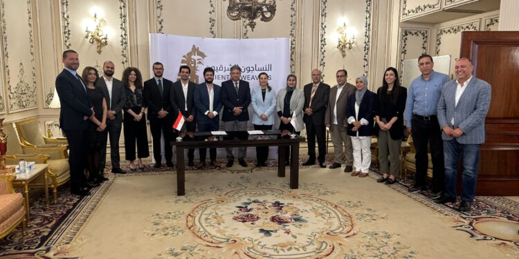 اتفاقية تعاون بين "النساجون الشرقيون" و "أمارينكو سولاريز" لاستخدام الطاقة النظيفة في مصنع العاشر