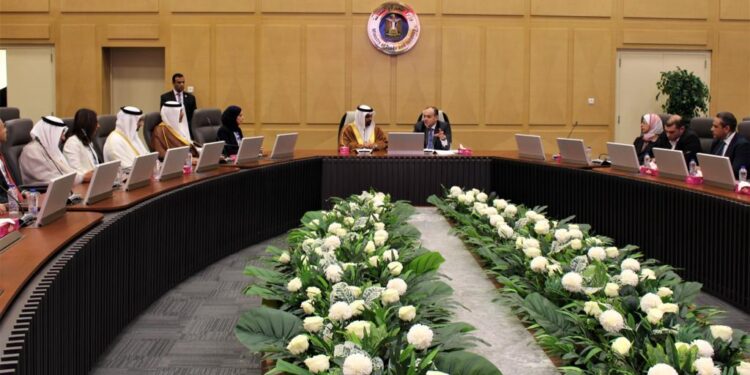 وزير الصناعة يعرض فرص وحوافز الاستثمار في مصر على وزير المالية البحريني