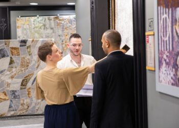 «النساجون الشرقيون» تستعرض مجموعتها الفريدة لعام 2024 بمعرض Pre-Look