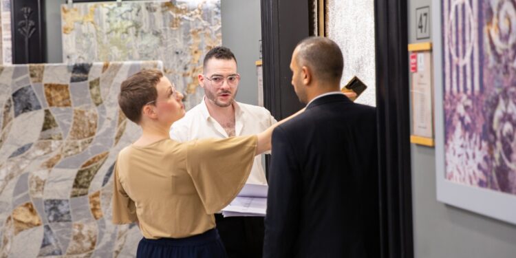 «النساجون الشرقيون» تستعرض مجموعتها الفريدة لعام 2024 بمعرض Pre-Look