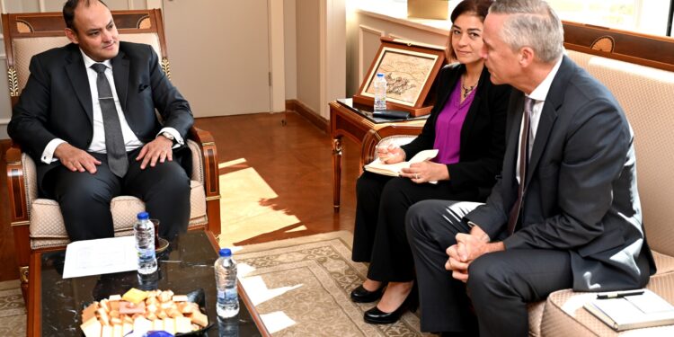 وزير الصناعة يبحث مع مدير « العربية الألمانية» سبل تعزيز التعاون الاقتصادي