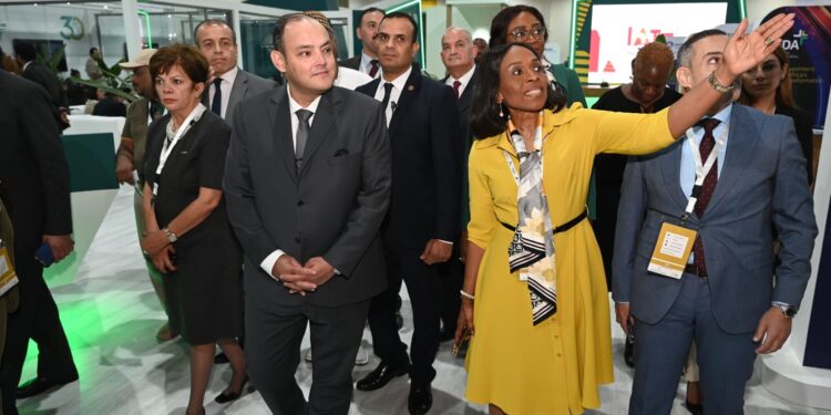 بالصور .. وزير الصناعة يشيد بجودة المعروضات في المعرض الأفريقي للتجارة البينية 