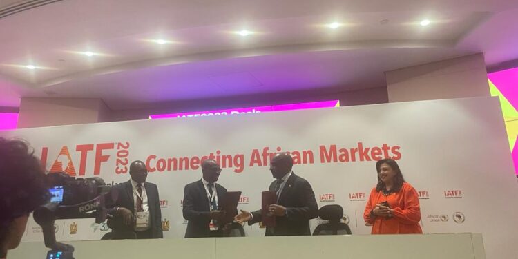 بالصور .. «أفريكسيم بنك» يوقع مذكرة مع «CABS» لتسهيل تمويل تجاري بـ 40 مليون دولار لزيمبابوي