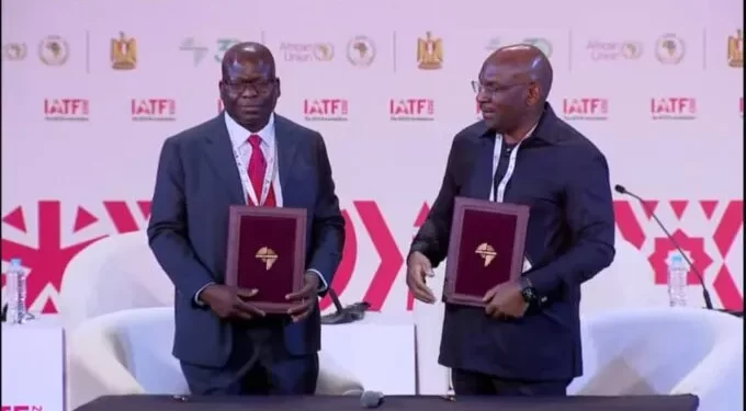 وقع بنك التصدير والاستيراد الأفريقي (أفريكسيم بنك) اليوم السبت، على ورقة شروط لتسهيل تمويل الاستثمار داخل أفريقيا بقيمة 141 مليون دولار لمدة سبع سنوات مع إحدى شركات البناء الرئيسية في زيمبابوي، Exodus & Company.