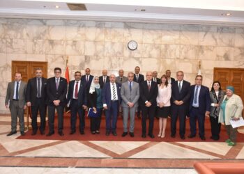 وزير العمل يبحث مع مجلس إدارة اتحاد الصناعات قانون العمل الجديد والحد الأدنى للأجور 