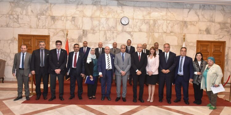 وزير العمل يبحث مع مجلس إدارة اتحاد الصناعات قانون العمل الجديد والحد الأدنى للأجور 