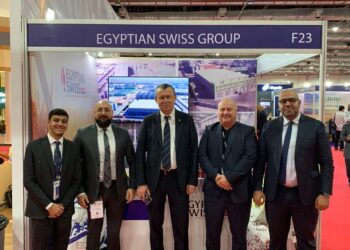 سفير أوكرانيا بالقاهرة يزور جناح «المصرية السويسرية» بمعرض «IAOM» للطحن