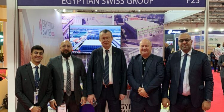سفير أوكرانيا بالقاهرة يزور جناح «المصرية السويسرية» بمعرض «IAOM» للطحن