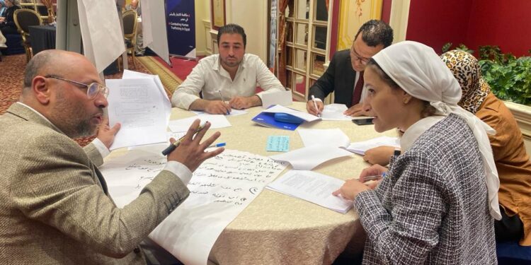 غرفة الملابس الجاهزة تنظم ورش عمل لتوعية العاملين بالقطاع بقضايا الاتجار بالبشر و أسوا اشكال عمل الاطفال و سبل مواجهتها