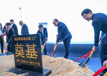 بالصور .. وزير الصناعة يضع حجر الأساس لمصنع «ميديا الكتريك» في السادات باستثمارات 105 ملايين دولار