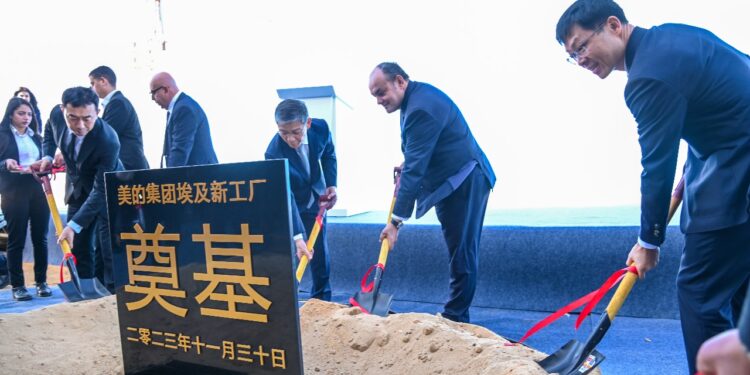 بالصور .. وزير الصناعة يضع حجر الأساس لمصنع «ميديا الكتريك» في السادات باستثمارات 105 ملايين دولار