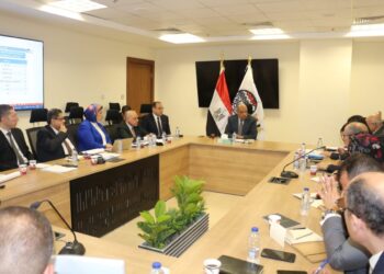 تفاصيل اجتماع وزير قطاع الأعمال مع رؤساء الشركات التابعة لمتابعة مستجدات المشروع القومي لتطوير صناعة الغزل والنسيج 