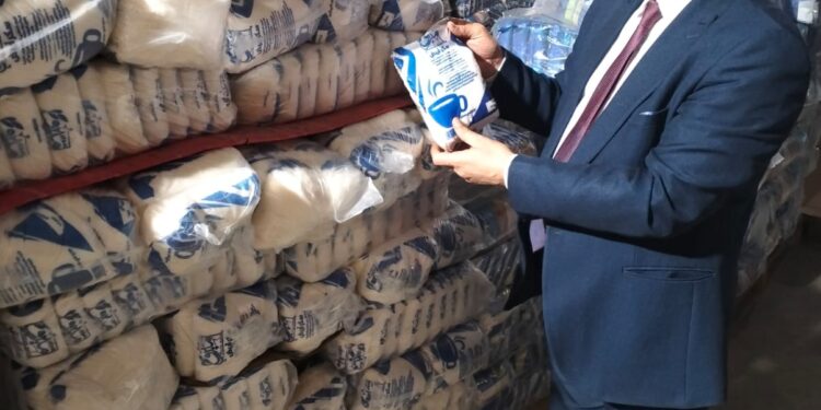 "حماية المستهلك" يضبط 11.5 طن سكر تم حجبهم عن التداول و 810 ألف علبة سجائر للبيع في السوق السوداء