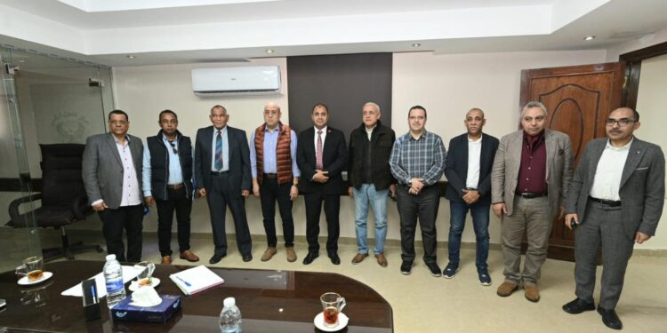 "مستثمري أسوان" تبحث مع وزير الإسكان فرص تعزيز التعاون وتذليل العقبات