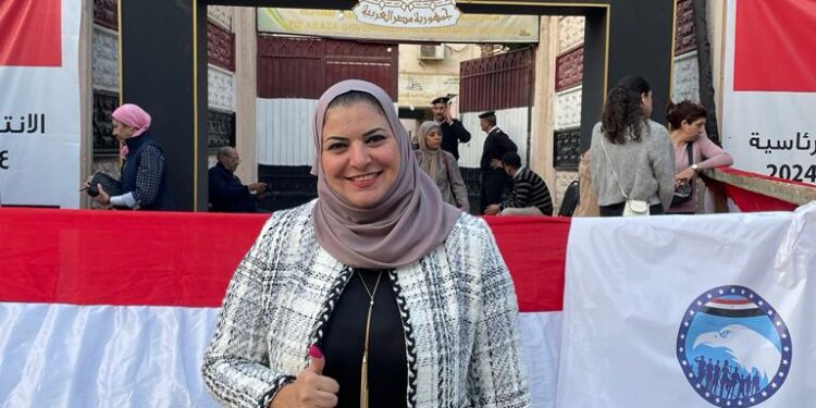 بالصور.. المهندسة سهير كريم تدلي بصوتها في الانتخابات الرئاسية