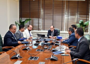 وزير الصناعة يلتقي مسؤولي مصنع “بيدو” لتصنيع المعامل التعليمية لكليات الهندسة والجامعات التكنولوجية