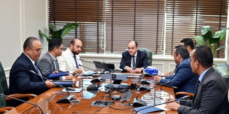 وزير الصناعة يلتقي مسؤولي مصنع “بيدو” لتصنيع المعامل التعليمية لكليات الهندسة والجامعات التكنولوجية