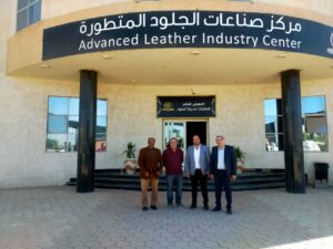 كبار مصنعي مستلزمات الأحذية يزورون مبنى المكونات بمدينة الجلود