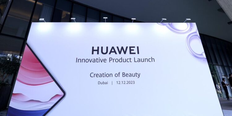 هواوي تكشف عن أول سماعاتها بتقنية الأذن المفتوحة وأكبر وأقوى جهاز لوحي لديها