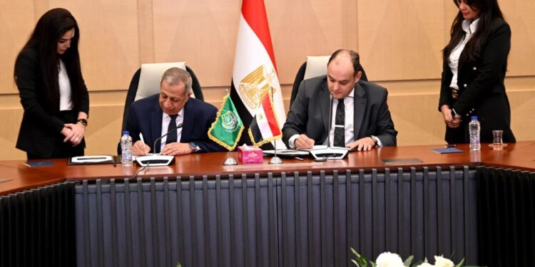 "الصناعة" و "العربية للعلوم والتكنولوجيا" توقعان بروتوكول تعاون للتبادل العلمي والتدريبي