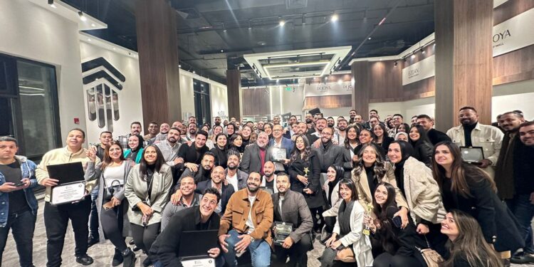 بالصور .. «تاج مصر» تحتفل بالعام الجديد بتكريم موظفيها المتميزين