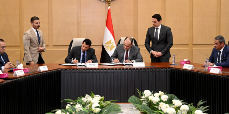 بروتوكول تعاون بين «الصناعة» و «الرياضة» لتنسيق ملفات رعاية الشباب والنشء وربطهم بأهداف التنمية الصناعية