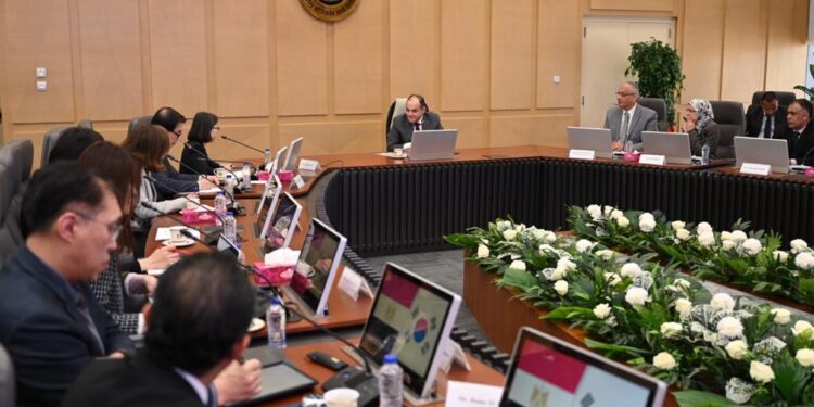 وزير الصناعة يبحث مع وفد “كويكا” الكورية تنفيذ نظام رقمي لإدارة المخاطر المتكاملة في رقابة السلع