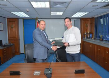 مصر الطيران الناقل الرسمى لنجمى كرة اليد أحمد الأحمر وإبراهيم المصرى