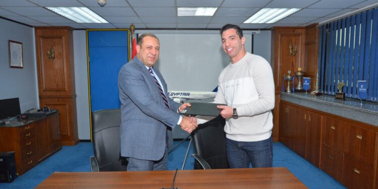 مصر الطيران الناقل الرسمى لنجمى كرة اليد أحمد الأحمر وإبراهيم المصرى