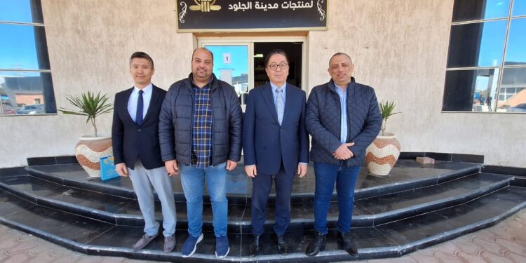 بالصور .. سفير كازاخستان يتفقد مدينة الجلود بالعاشر لبحث التعاون المشترك