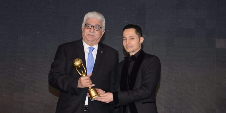 بالصور .. تكريم م. محمد المهندس بجائزة الأفضل في القطاع الصناعي في 2023