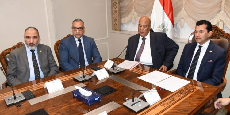 توقيع مذكرة تفاهم بين وزارة الشباب وغرفة القاهرة للحد من ظاهرة الهجرة غير الشرعية