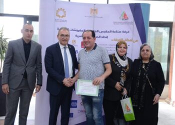 غرفة الملابس الجاهزة تكرم المتميزين في الدورات التدريبية