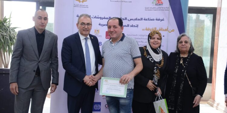 غرفة الملابس الجاهزة تكرم المتميزين في الدورات التدريبية