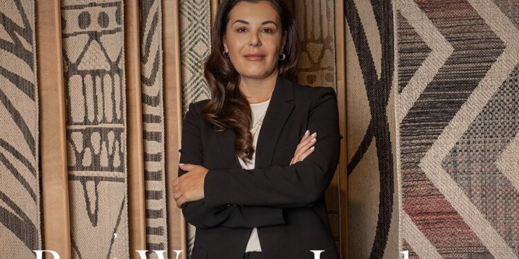 "النساجون الشرقيون" تعلن فوز ياسمين خميس بلقب أفضل امرأة رائدة في صناعة النسيج