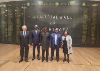 عمرو موسى يعود إلى القاهرة بعد مشاركته في اجتماعات هيئة حكماء أفريقيا