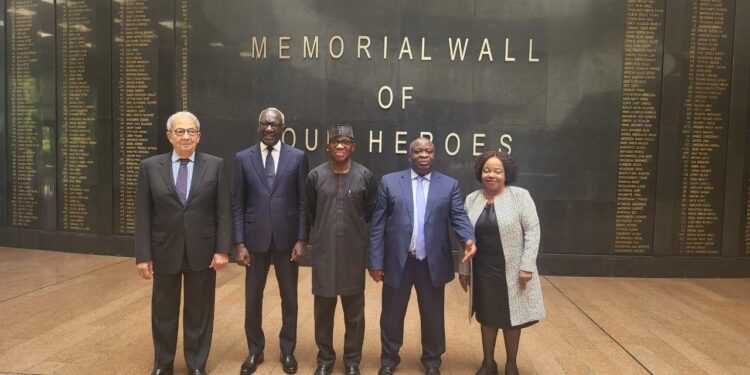 عمرو موسى يعود إلى القاهرة بعد مشاركته في اجتماعات هيئة حكماء أفريقيا