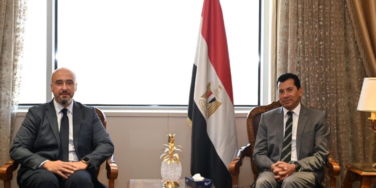 وزير الشباب يبحث مع رئيس "أليانز مصر" لدعم الأبطال الرياضيين بالألعاب الأولمبية