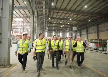 السفير التركي في مصر يتفقد مراحل التشغيل في مصنع بيكو بالعاشر من رمضان