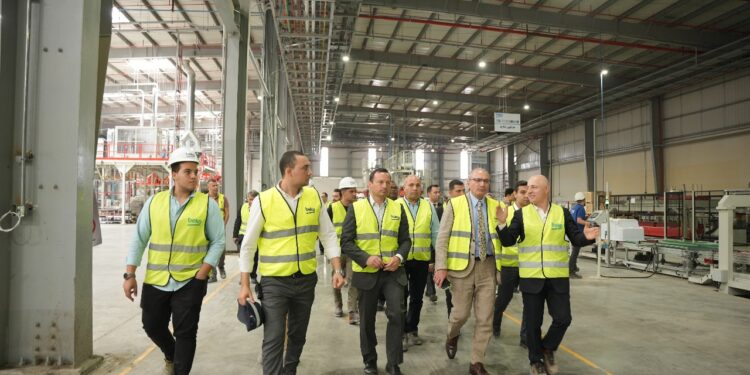 السفير التركي في مصر يتفقد مراحل التشغيل في مصنع بيكو بالعاشر من رمضان