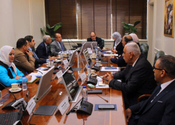 وزير الصناعة يبحث مع غرفة مواد البناء آليات تطوير منطقة شق الثعبان