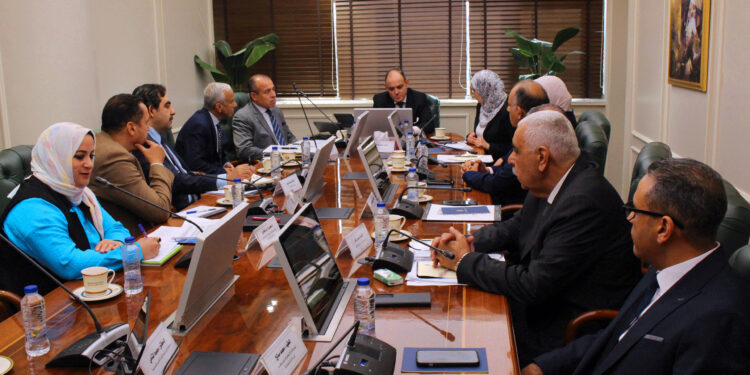 وزير الصناعة يبحث مع غرفة مواد البناء آليات تطوير منطقة شق الثعبان