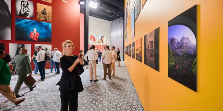 معرض هواوي العالمي XMAGE ينطلق لأول مرة في دبي، ويعرض عقدًا من تطور التصوير بالهواتف المحمولة