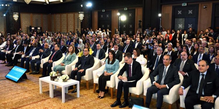 وزير الصناعة: شراكة استراتيجية بين مصر ومجموعة البنك الدولى