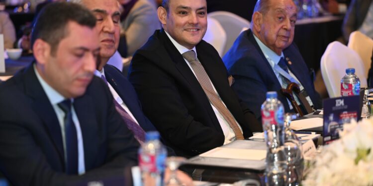 وزير الصناعة يستعرض خطط الحكومة لتعزيز التجارة وجذب الاستثمارات خلال مؤتمر الاستثمار والصناعة والتصدير